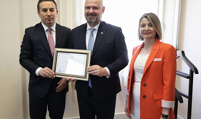 Mazbatasını Menemenliler eşliğinde aldı