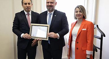 Mazbatasını Menemenliler eşliğinde aldı