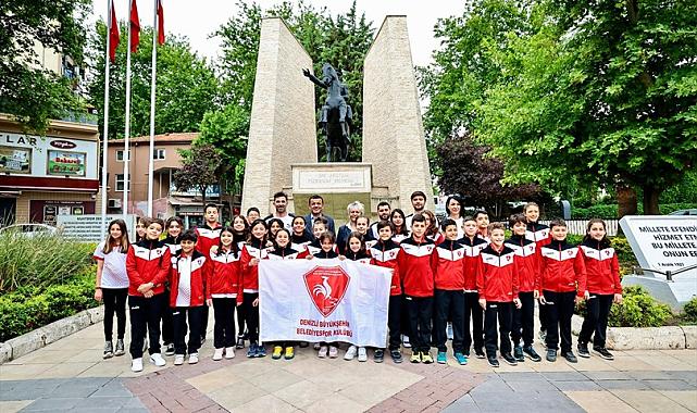 Başkan Çavuşoğlu, genç yüzücüleri Antalya’ya uğurladı