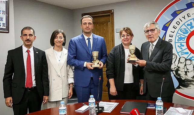 Eşki sözünü tuttu: Bornova&#039;da ilk TİS imzalandı