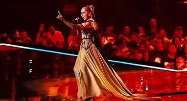 Eurovision’da Sertab Erener rüzgarı! 21 yıl sonra yeniden sahne aldı, performansıyla damga vurdu