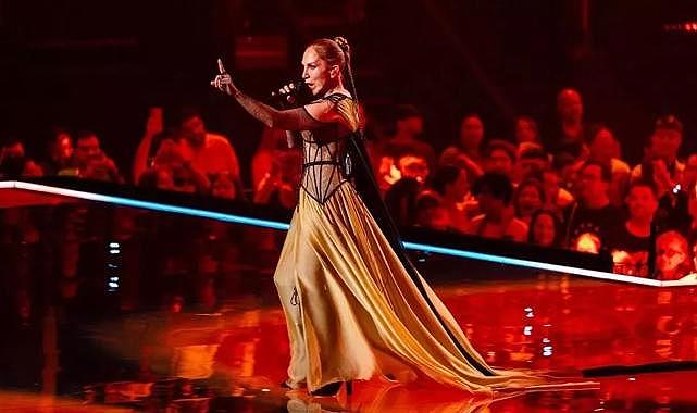 Eurovision’da Sertab Erener rüzgarı! 21 yıl sonra yeniden sahne aldı, performansıyla damga vurdu