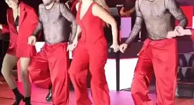Hadise sahnede kendinden geçti! Yorumlar gecikmedi