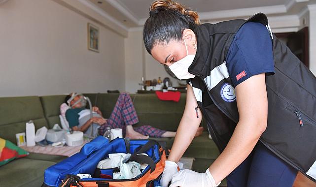 İzmir Büyükşehir Belediyesi “Evde Bakım” ile şifa dağıtıyor