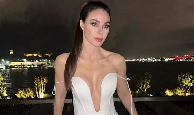 Kırmızıya bürünen Defne Samyeli'nin sahne tarzı olay oldu! Mücevherlerinin fiyatı dudak uçuklattı