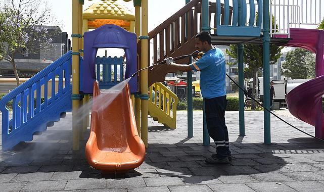 KUŞADALI ÇOCUKLAR TERTEMİZ VE RENGARENK PARKLARDA GÜVEN İÇİNDE OYNUYOR