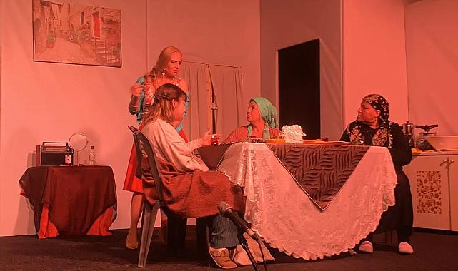 KUŞADASI BELEDİYE TİYATROSU’NA DİREKLERARASI SEYİRCİ ÖDÜLÜ