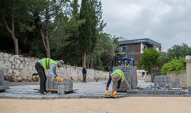 KUŞADASI BELEDİYESİ’NDEN KENTİN FARKLI BÖLGELERİNDE KESİNTİSİZ YOL MESAİSİ