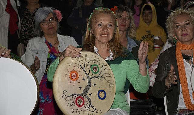 KUŞADASI&#039;NDA HIDIRELLEZ ŞENLİK HAVASINDA KUTLANDI