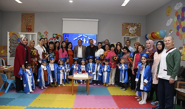 MEZUNİYETLERİNİ VE ANNELER GÜNÜ&#039;NÜ BİR ARADA KUTLADILAR