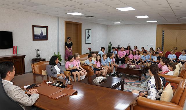 MİNİK ÖĞRENCİLERDEN ÜNLÜ’YE SORU YAĞMURU