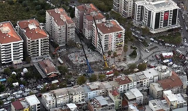 Rıza Bey Apartmanı davasında alkışlı tepki... Depremzede baba dışarı çıkarıldı!