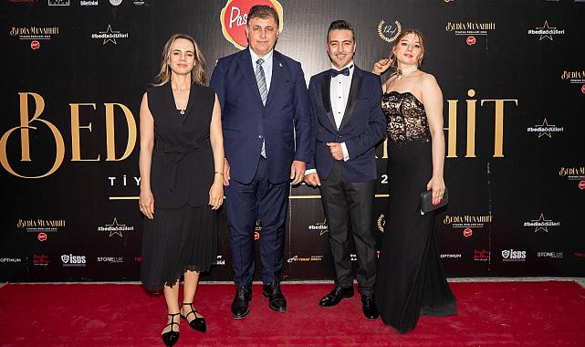 Sanatseverler, Bedia Muvahhit Tiyatro Ödülleri töreninde buluştu  Başkan Tugay&#039;a “Sanata Destek” Ödülü