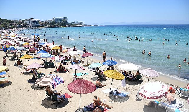 TATİLCİLER ÜCRETSİZ ŞEZLONG VE ŞEMSİYE KARARINI MEMNUNİYETLE KARŞILADI