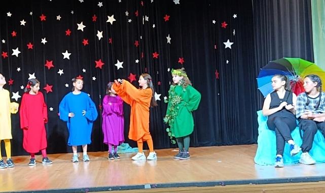 Turgutlu’da çocuk tiyatro ekibinin oyunu büyük beğeni topladı