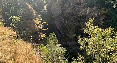 UÇURUMDAN DÜŞEN VATANDAŞI İTFAİYE EKİPLERİ KURTARDI