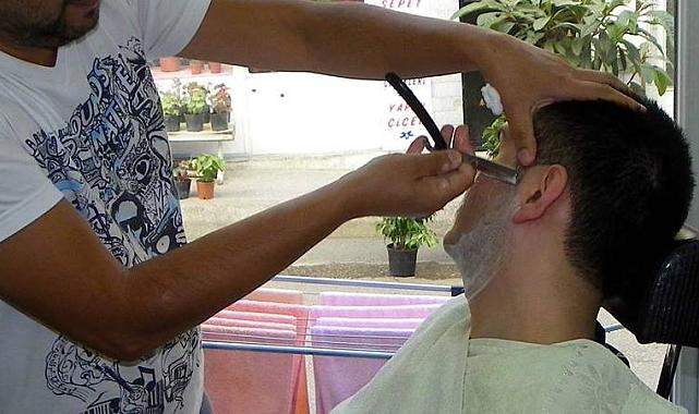 &quot;2 bin liraya tıraş yapıldı&quot; iddiası: İzmir Berberler Odası&#039;ndan açıklama geldi