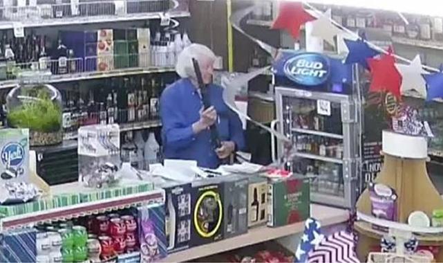 80 yaşındaki bakkal, silahlı saldırganı av tüfeğiyle geri püskürttü