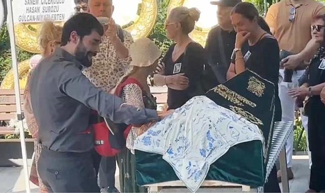 Akın Akınözü annesinin cenaze töreninde hüngür hüngür ağladı