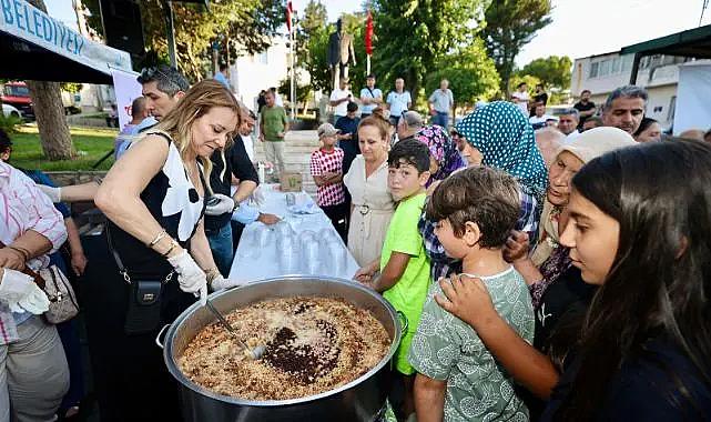 Aşure bereketi Konak&#039;ta paylaşıldı!