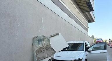 AVM'nin tavan kalıbı otomobilin üzerine düştü... Faciadan dönüldü!