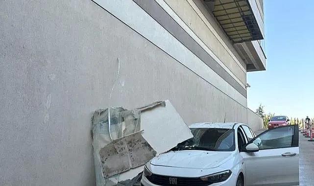 AVM&#039;nin tavan kalıbı otomobilin üzerine düştü... Faciadan dönüldü!