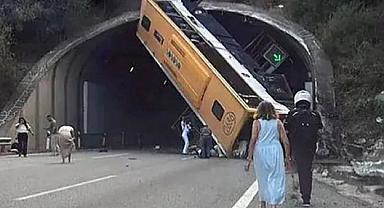 Barselona'da korkunç kaza: Otobüs havada asılı kaldı