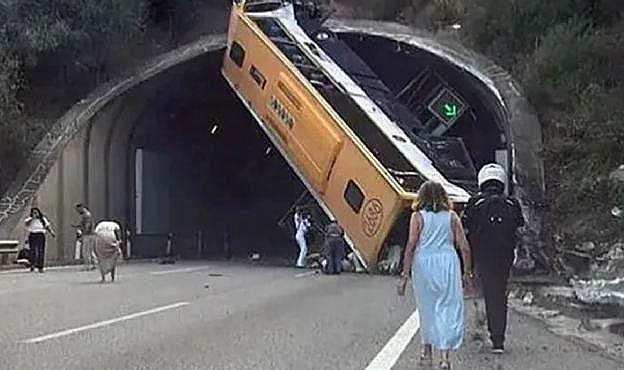 Barselona'da korkunç kaza: Otobüs havada asılı kaldı