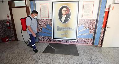 Bayraklı’da okullar dezenfekte ediliyor