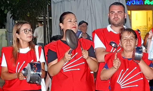Çeşme'de, tencere tavalı "Geçinemiyoruz" eylemi