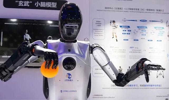 Dünyada ilk! Çin'de duyguları ifade edebilen robot görücüye çıktı