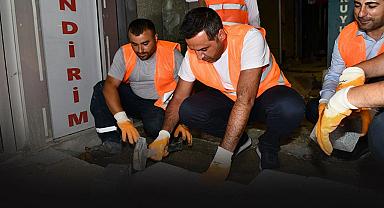 Eldiven ve yeleği giydi sahaya indi... Başkan Yıldız'dan Çiğli'de gece mesaisi