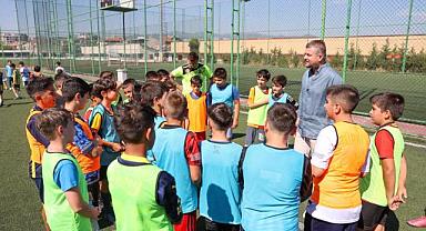 Geleceğin futbol yıldızlarına Başkan Duman’dan ziyaret
