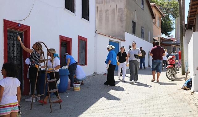 Güzelbahçe'de imece örneği: Kadınlar köyü boyadı