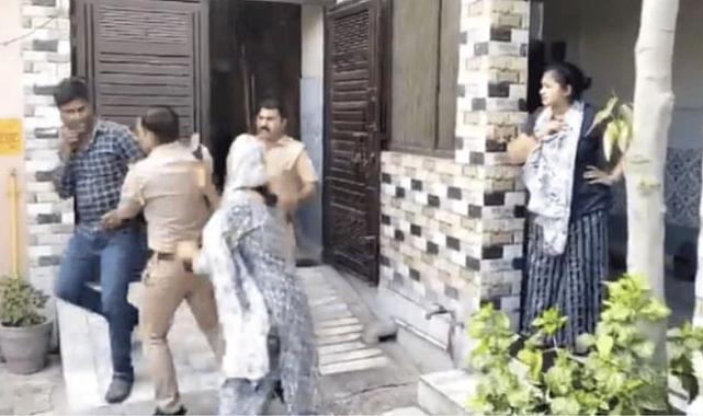 Hindistan'da aldatılan kadın, kocasına polislerin önünde tokat attı