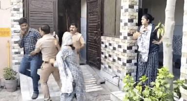 Hindistan'da aldatılan kadın, kocasına polislerin önünde tokat attı