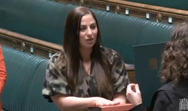 İngiltere&#039;de Türk vekil, Kur&#039;an-ı Kerim&#039;e el basarak yemin etti