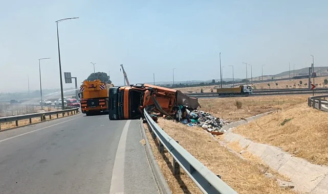 İzmir&#039;de atık taşıyan bir çekici dikkatsizlik sonucu devrildi.