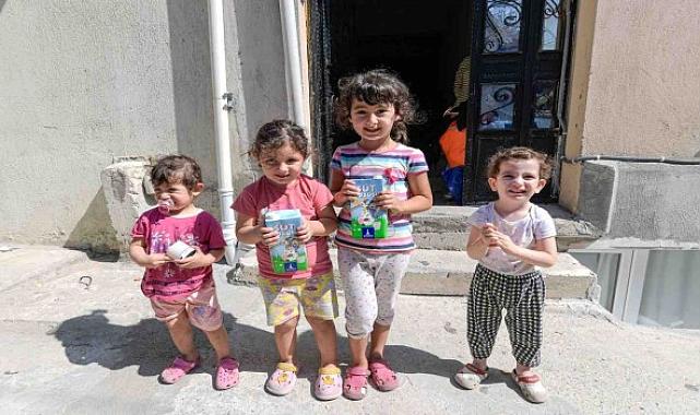 İzmir'de çocuklara süt dağıtımı sürüyor