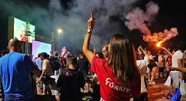 İzmir'in meydanlarında çeyrek final coşkusu