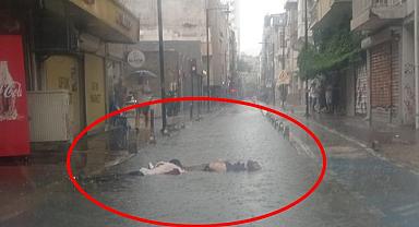 İzmir'in yağmurunda elektriğe kapılarak el ele can verdiler!