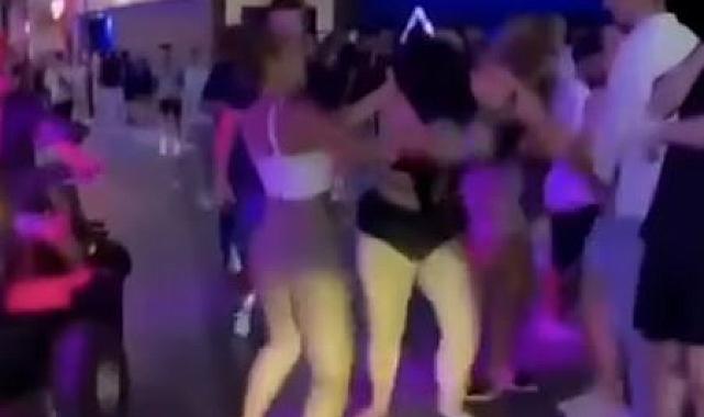 Kadın turistlerin cadde ortasında erkek kavgası! Çevredekiler ayırmak yerine izledi