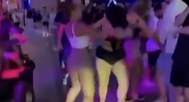 Kadın turistlerin cadde ortasında erkek kavgası! Çevredekiler ayırmak yerine izledi