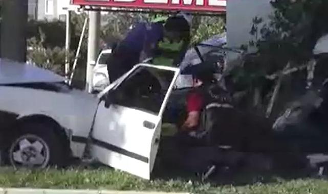 Kahramanmaraş&#039;ta korkunç bir olay: Otomobil ağaca çarptı ve ikiye bölündü!