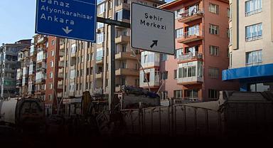 Kamyon direğe çarptı... Sürücü feci şekilde hayatını kaybetti