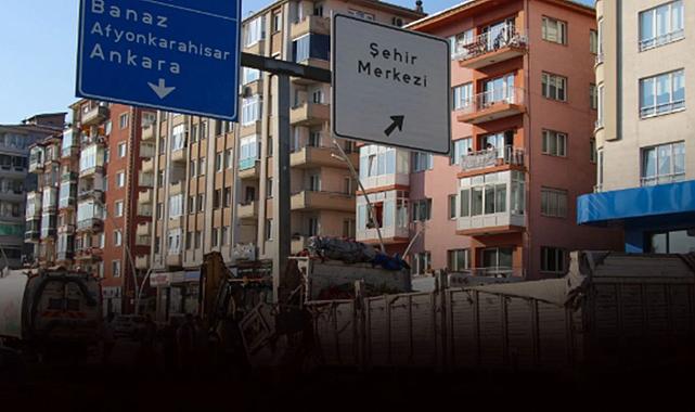 Kamyon direğe çarptı... Sürücü feci şekilde hayatını kaybetti