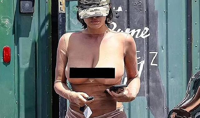 Kanye West'in eşi Bianca Censori üstsüz dolaştı