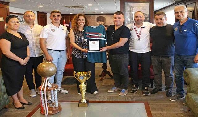 Karşıyakalı Türkiye şampiyonlarından Başkan Ünsal'a ziyaret