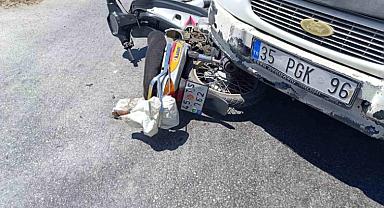 Manisa'da kamyonetle motosiklet çarpıştı: Yaralı var!
