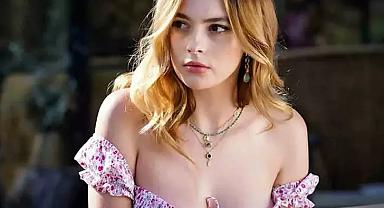 Melis Sezen peş peşe paylaştı! Mavi bikinisiyle sere serpe poz